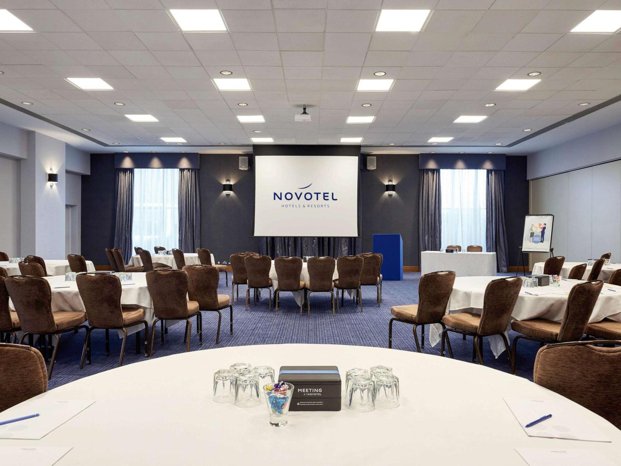סטאנסטד מאונטפיצ'ט Novotel London Stansted Airport מראה חיצוני תמונה